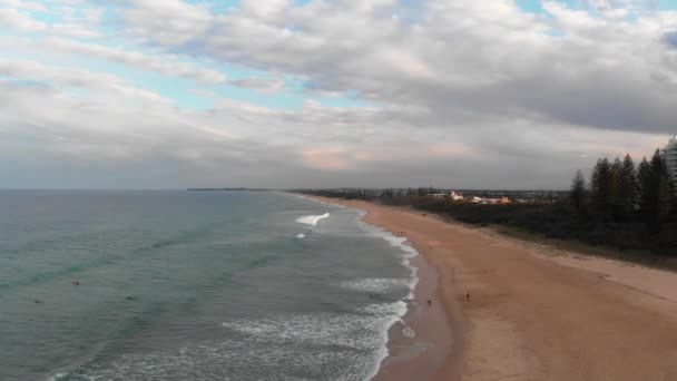 Linha Costeira Praia Kawana Queensland Austrália Stock Drone Filmagem — Vídeo de Stock