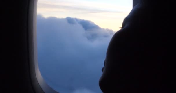 Vrouw Kijkt Uit Vliegtuigraam Als Wolken Beginnen Bedekken Hemel Tijdens — Stockvideo