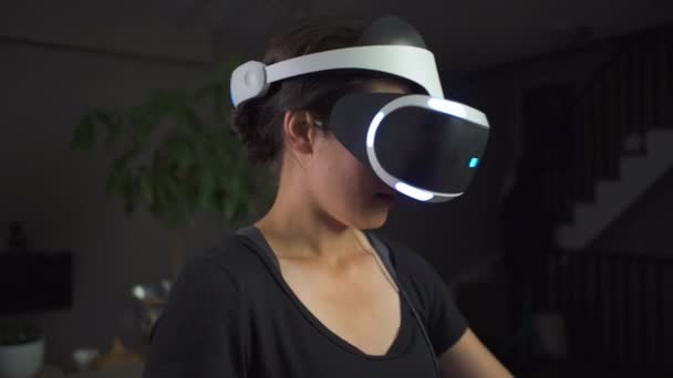 Vrouw Die Virtual Reality Speelt Woonkamer Lacht — Stockvideo