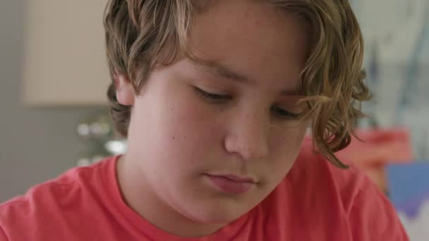 Mladý Chlapec Sedící Stolu Hrající Karty Vzhlédne Usměje Kameru — Stock video