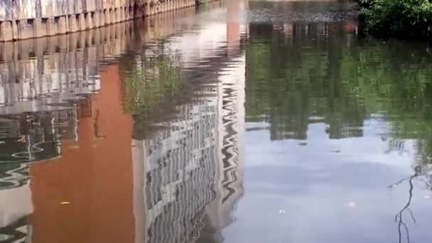 Ripear Agua Río Wey Guildford Con Centro Comercial Detrás — Vídeo de stock