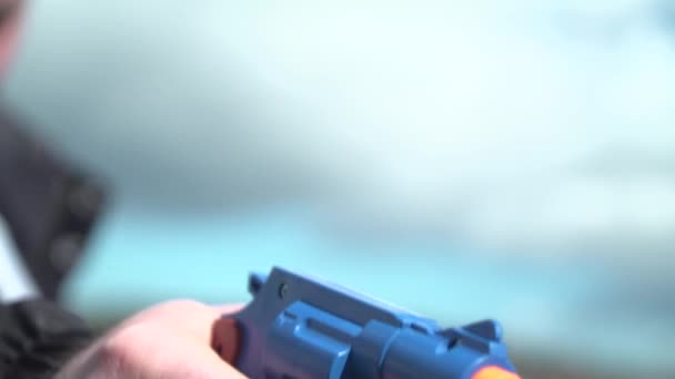 Närbild Blå Leksak Pistol Hålls Min Man Bär Svart Affärer — Stockvideo