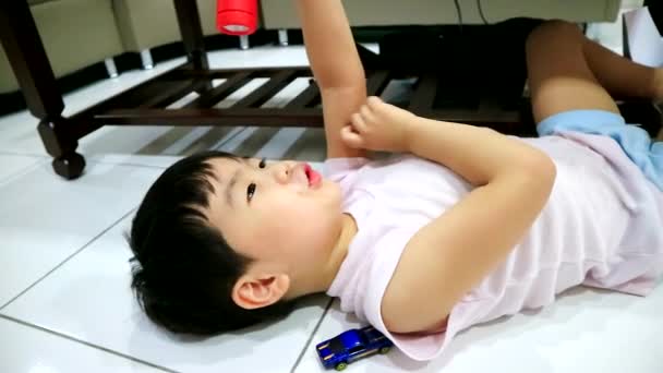 Asyalı Çocuk Tek Başına Oynuyor — Stok video