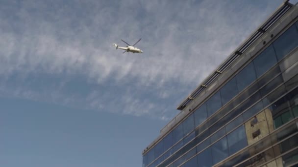 Binanın Üzerinde Uçan Bir Helikopter — Stok video