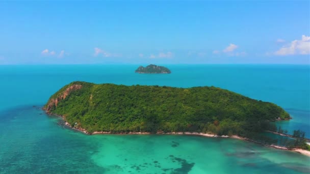Voe Sobre Baía Azul Coral Água Azul Com Ilhas Céu — Vídeo de Stock