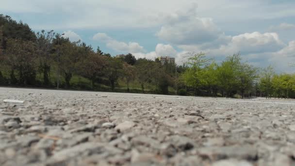 Drone Lepas Landas Tempat Parkir Kosong Dengan Latar Belakang Pohon — Stok Video