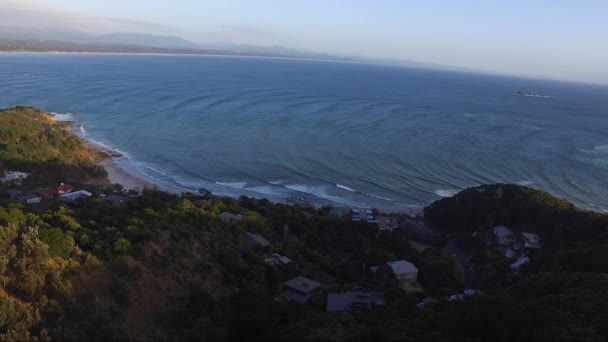 Drone Vliegen Beroemde Pas Surf Plek Byron Bay Australië — Stockvideo