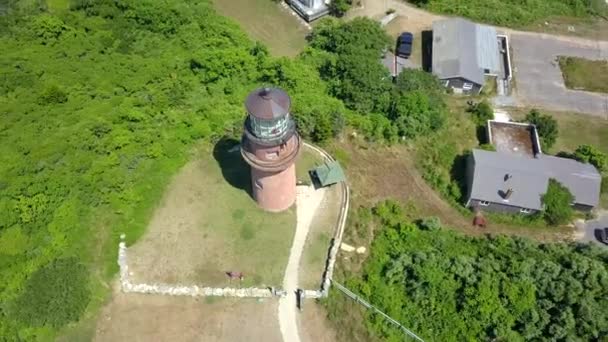 Aerial Close Lighthouse Martha Vineyard Puxando Volta Para Revelar Bela — Vídeo de Stock