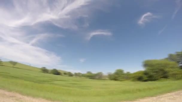 在平原上驾驶 开阔地 蓝天明亮 乌云斑斑 — 图库视频影像