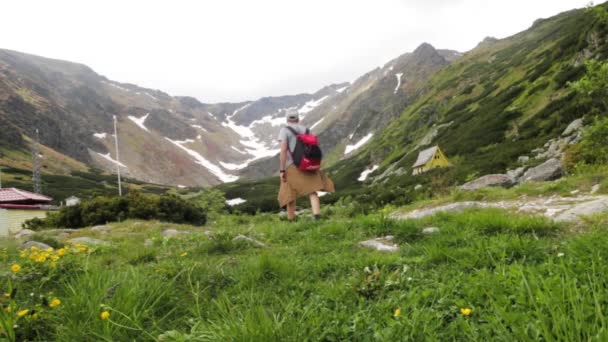 Backpacker Κοιτάζοντας Μπροστά Από Ταξίδι Του — Αρχείο Βίντεο