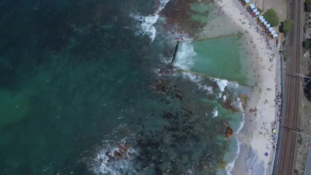 Top Schot Van Drone Van Treinrails Naast Oceaan Met Getijde — Stockvideo