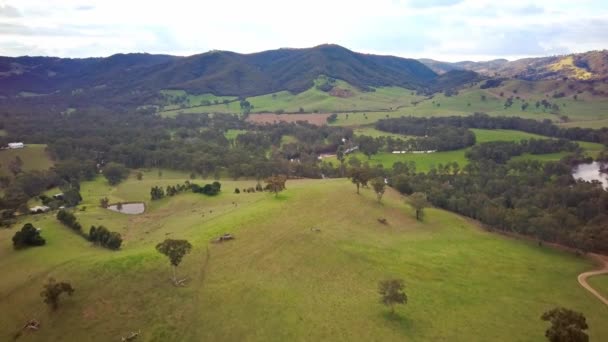 Aerial Shot Mountain Ranges Travelling Farmland — Stock Video