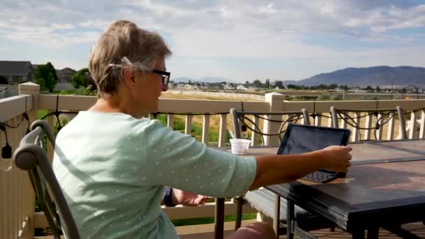 Starší Žena Kontroluje Její Smartphone Tablet Pro Mail Nebo Nakupování — Stock video