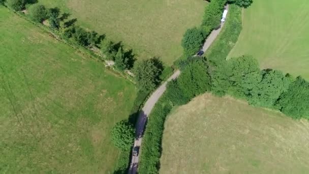 Luchtfoto Van Het Groene Platteland Auto Bestelwagen Rijden Door Het — Stockvideo