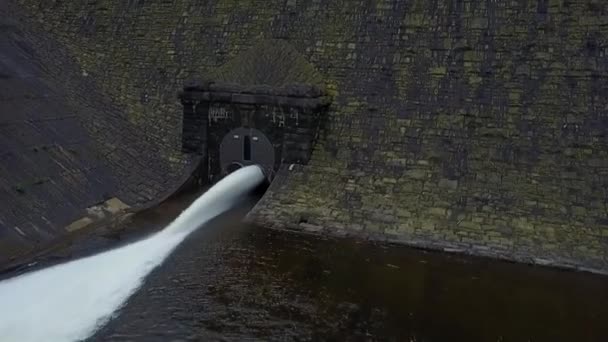 无人机飞上了伊兰山谷的堤坝 — 图库视频影像