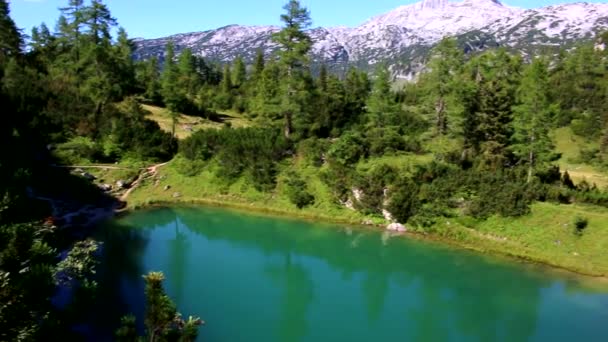 Bir Gölden Avusturya Daki Bir Dağa Doğru Çekilen Çekim — Stok video