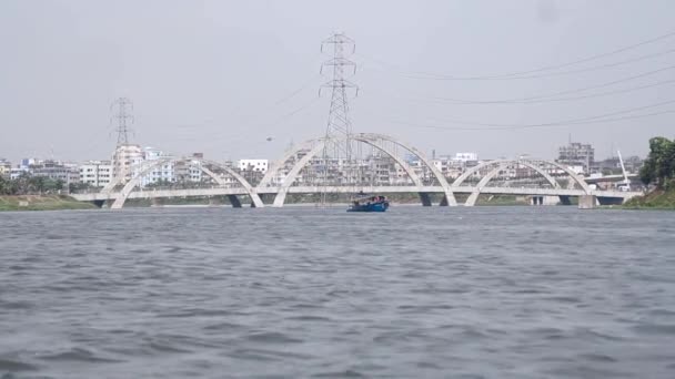 Чудовий Сонячний День Озеро Мостом Човном Наближається Розташований Гатірджелі Дака — стокове відео