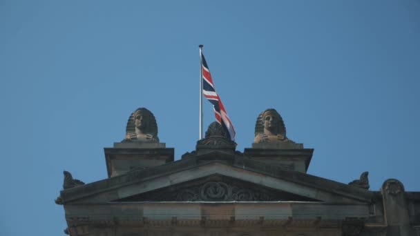 Powolny Widok Brytyjskiej Flagi Wiszącej Szczycie Starego Budynku Jasne Jasne — Wideo stockowe