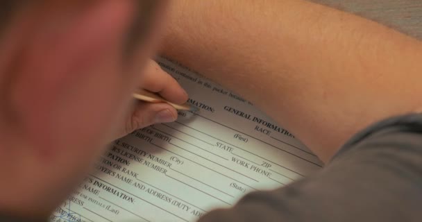 Hombre Firmando Documento — Vídeo de stock