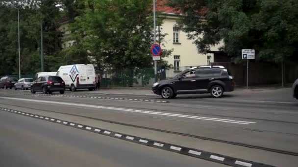 城市有轨电车在大街上 开车穿过街道 — 图库视频影像