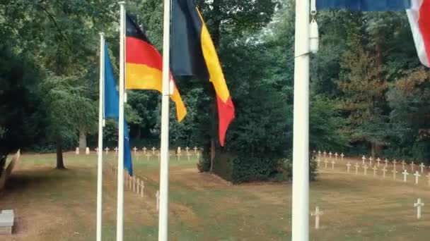 Europäische Deutsche Belgische Und Französische Flaggen Auf Einem Friedhof Tarcienne — Stockvideo