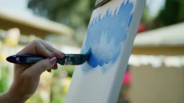 Low Motion Vídeo Artista Aplicando Tinta Branca Para Escovar Seguida — Vídeo de Stock