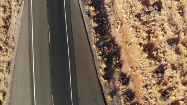 砂漠道路の閉鎖 空からの眺め 記念碑の谷 4Kの映像 — ストック動画