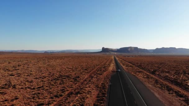 Utkik Från Monument Valley Med Bil Körning Närheten Drone Footage — Stockvideo