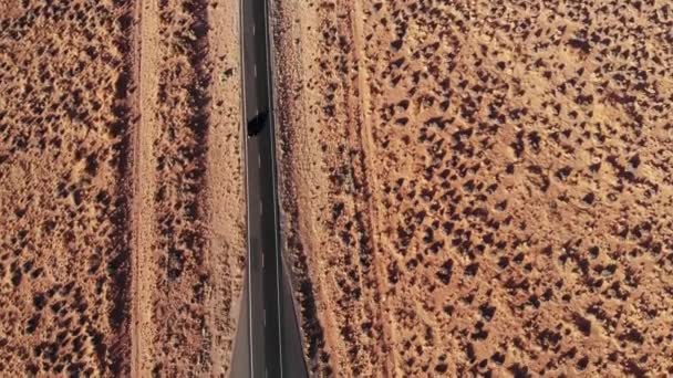 Vista Aérea Desset Road Carro Passando Monument Valley Imagens Drone — Vídeo de Stock