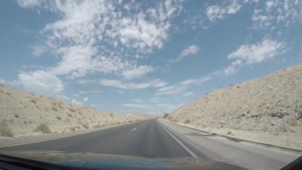 驾车穿过沙漠 前往加里弗尼亚的约塞米蒂 4K段 — 图库视频影像