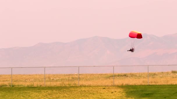 Parapente Motorizado Cruzando Céu Pôr Sol Com Montanhas Fundo — Vídeo de Stock