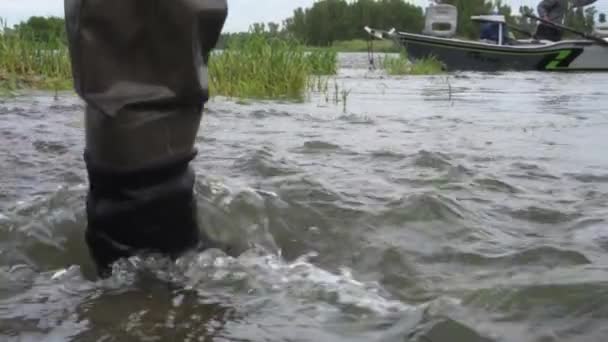 飞人渔夫涉水过河 — 图库视频影像