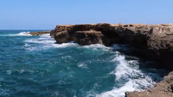 Golven Tegen Een Rots Uitzicht Zee Malta — Stockvideo