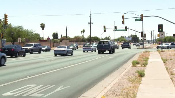 Široký Záběr Aut Projíždějících Křižovatkou Mířících Vítejte Billboardu Arizoně Tucsonu — Stock video