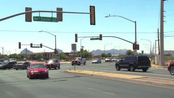 Szerokie Ujęcie Samochodów Jadących Przez Skrzyżowanie Tucson Arizona Słoneczny Dzień — Wideo stockowe