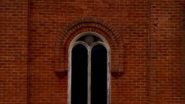 Подъем Крупным Планом Главной Башни Шпиль Старой Заброшенной Церкви — стоковое видео