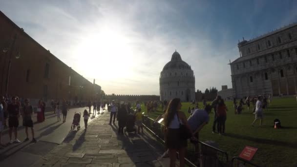 Turistas Cerca Pisa Durante Noche — Vídeo de stock