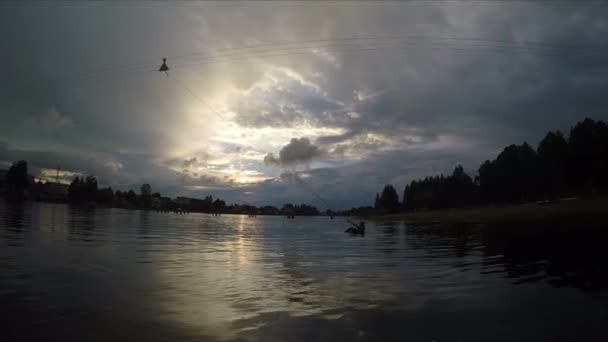 Nat Wild Wakeboarden Een Cable Park — Stockvideo