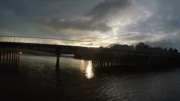 Zonsondergang Wegverkeer Betonnen Brug — Stockvideo