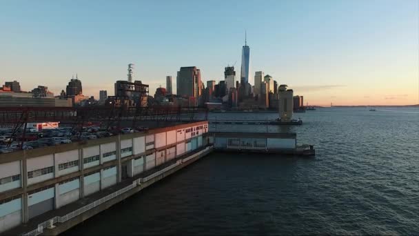 Scatto Aereo New York Che Mostra Skyline Lungomare Durante Tramonto — Video Stock