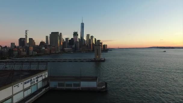 Panning Antenn Skott New York City Visar Skyline Och Seafront — Stockvideo