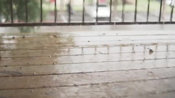Βροχή Πέφτει Στο Μπαλκόνι Αργή Κίνηση — Αρχείο Βίντεο
