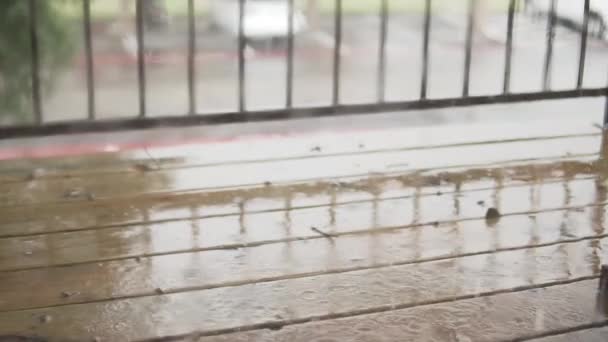 Regen Fällt Zeitlupe Auf Den Balkon — Stockvideo