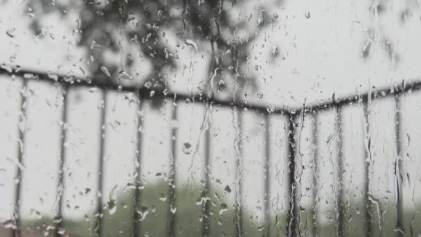 Arka Planda Gökyüzü Olan Pencereye Yağmur Yağar — Stok video