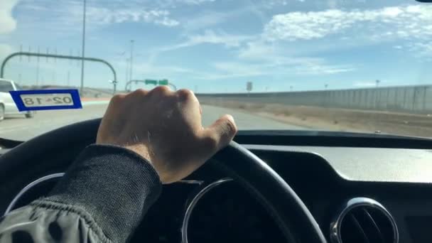 Homem Dirigindo Mustang — Vídeo de Stock
