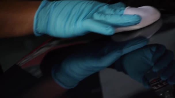 Uma Mão Homem Com Luvas Aplicando Quartzo Líquido Com Uma — Vídeo de Stock