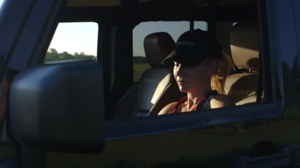 Een Mooie Vrouw Rust Haar Jeep Controleert Haar Telefoon Als — Stockvideo
