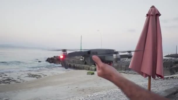 Dji Mavic Pro Drone Απογείωση Πάνω Από Νερό Στην Παραλία — Αρχείο Βίντεο