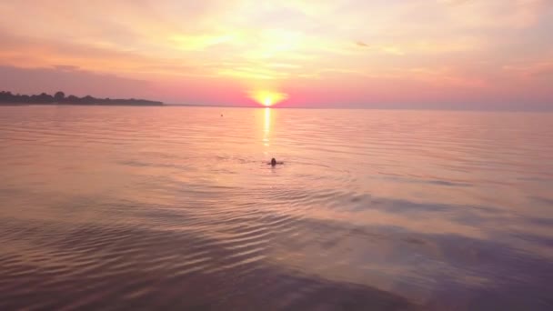 Дівчина Червоному Заході Сонця Балтійське Море — стокове відео