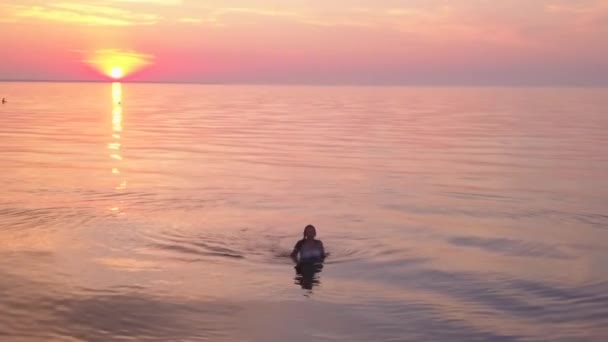 Rode Zonsondergang Meisje Wandelen Baltische Zee — Stockvideo